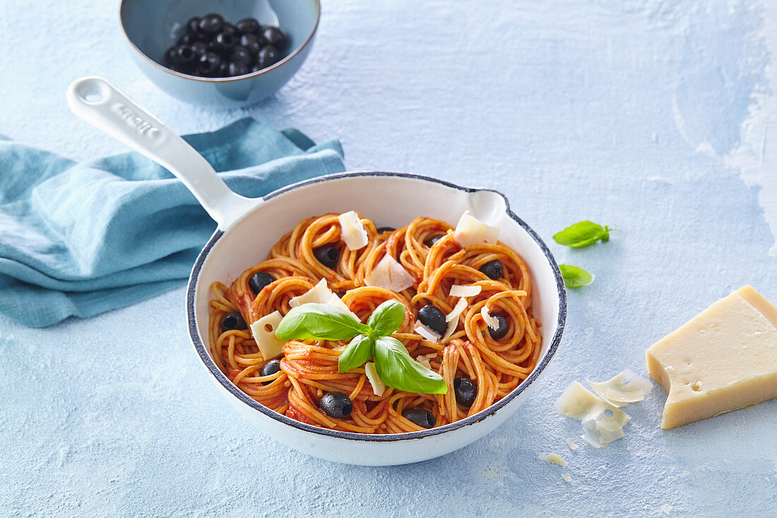 Spaghetti mit Tomatensauce und Oliven