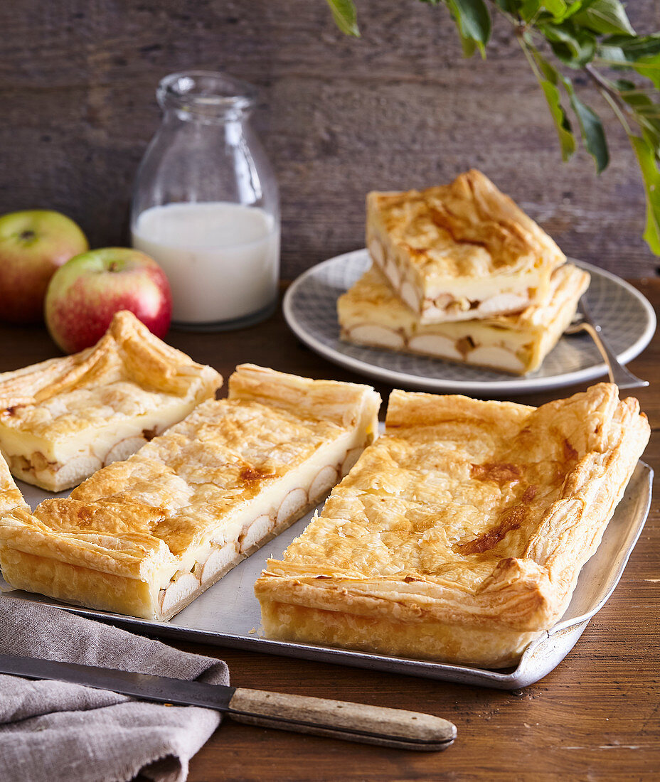 Blätterteigkuchen mit Pudding und Apfel