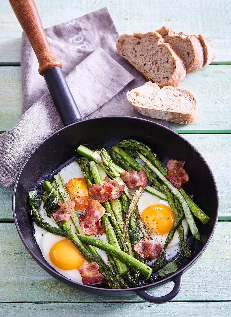 Asparagus with bacon and fried egg