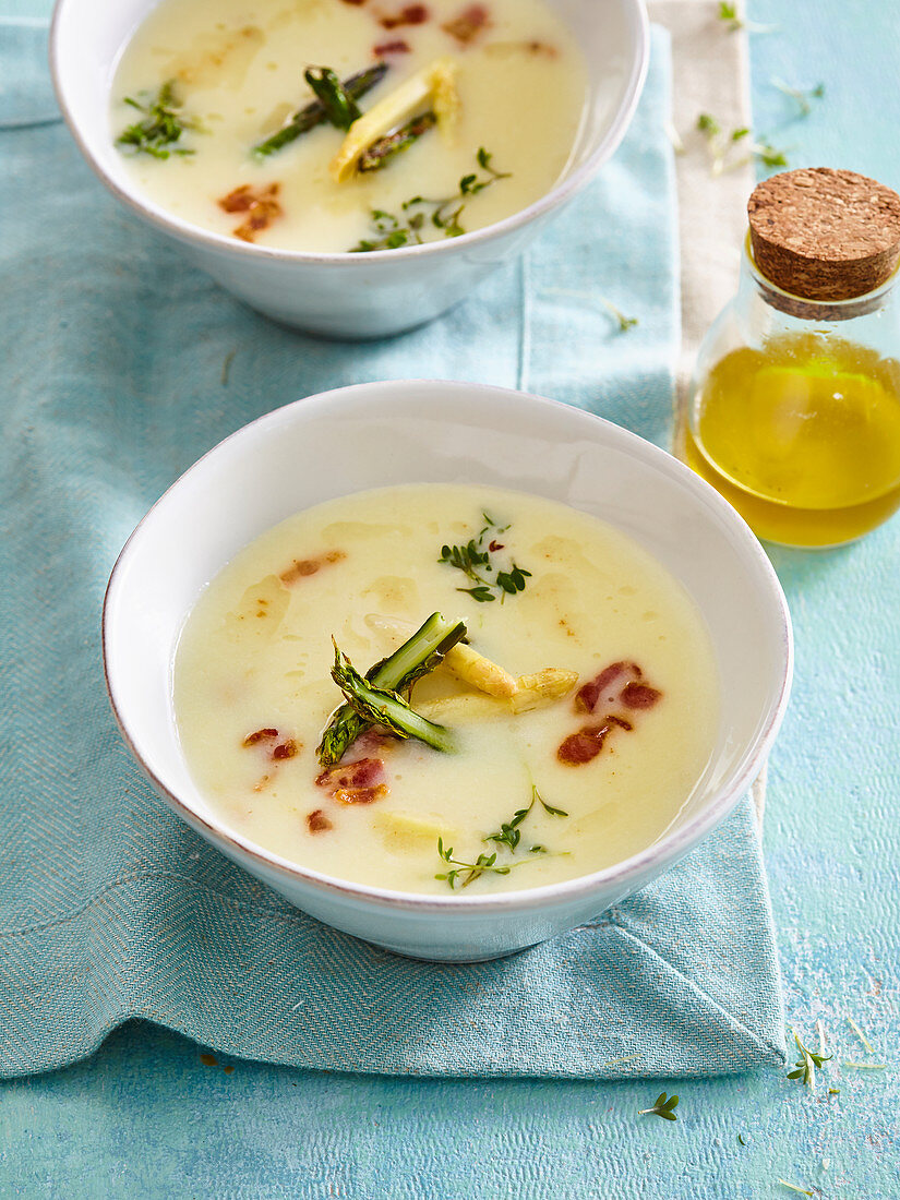 Spargelsuppe mit knusprigem Speck