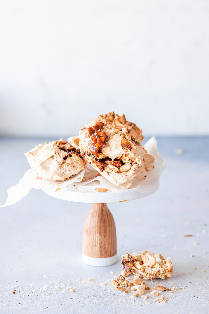 Salted caramel meringues with peanuts