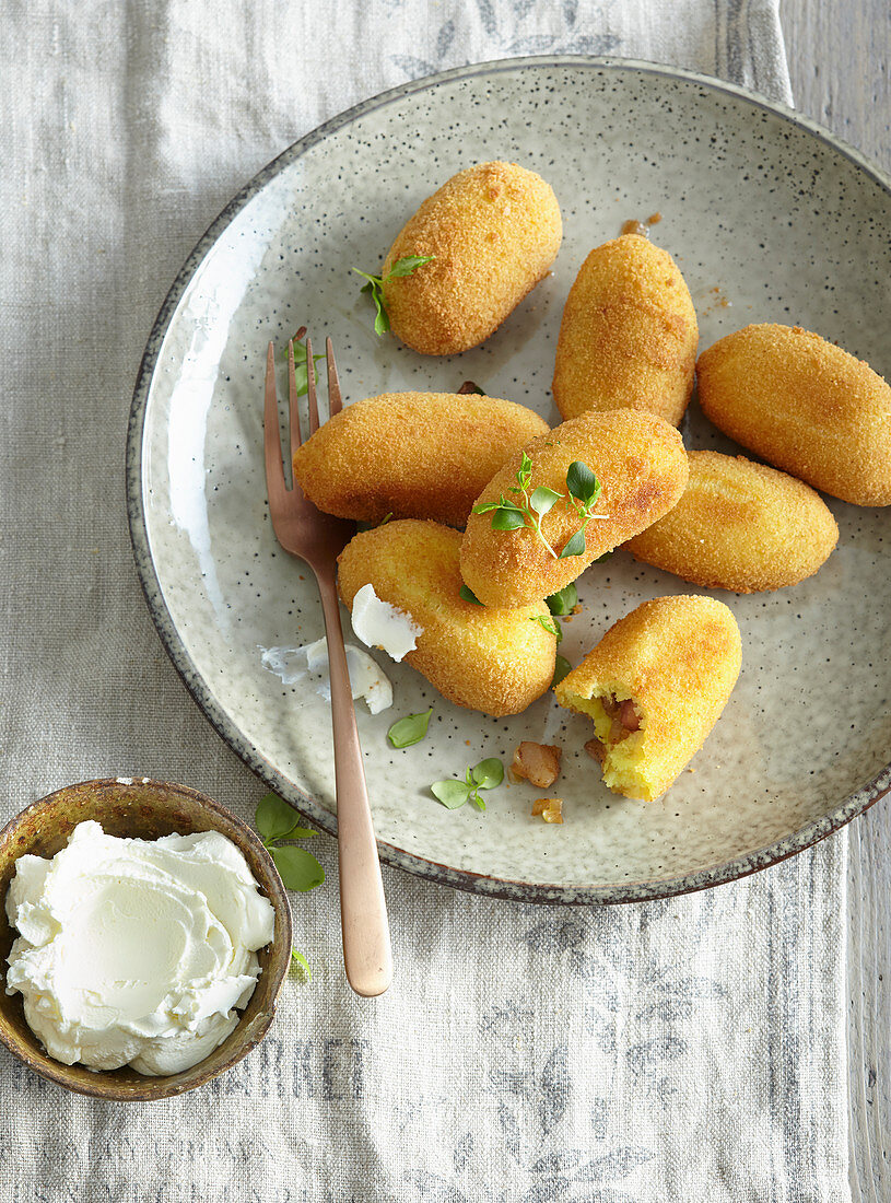 Kartoffelkroketten mit geräuchertem Fleisch