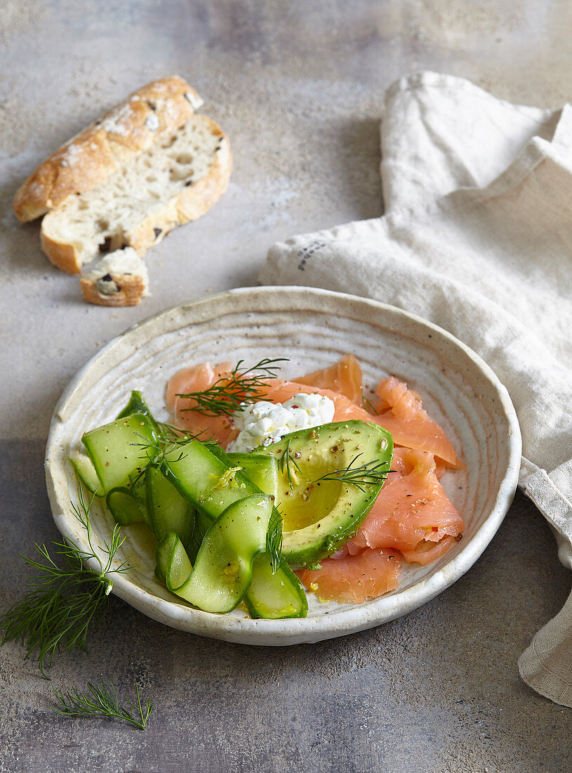 Räucherlachs mit Avocado und Gurke