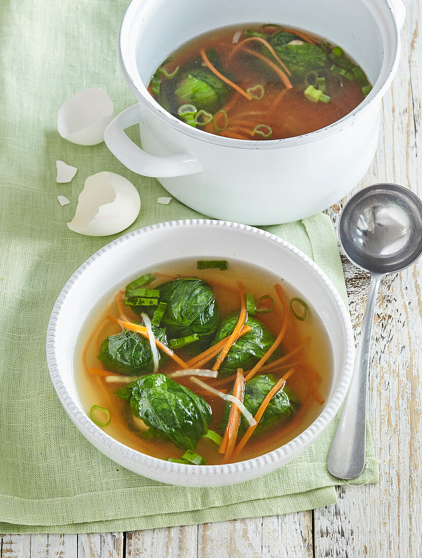 Suppe mit Salatklössen