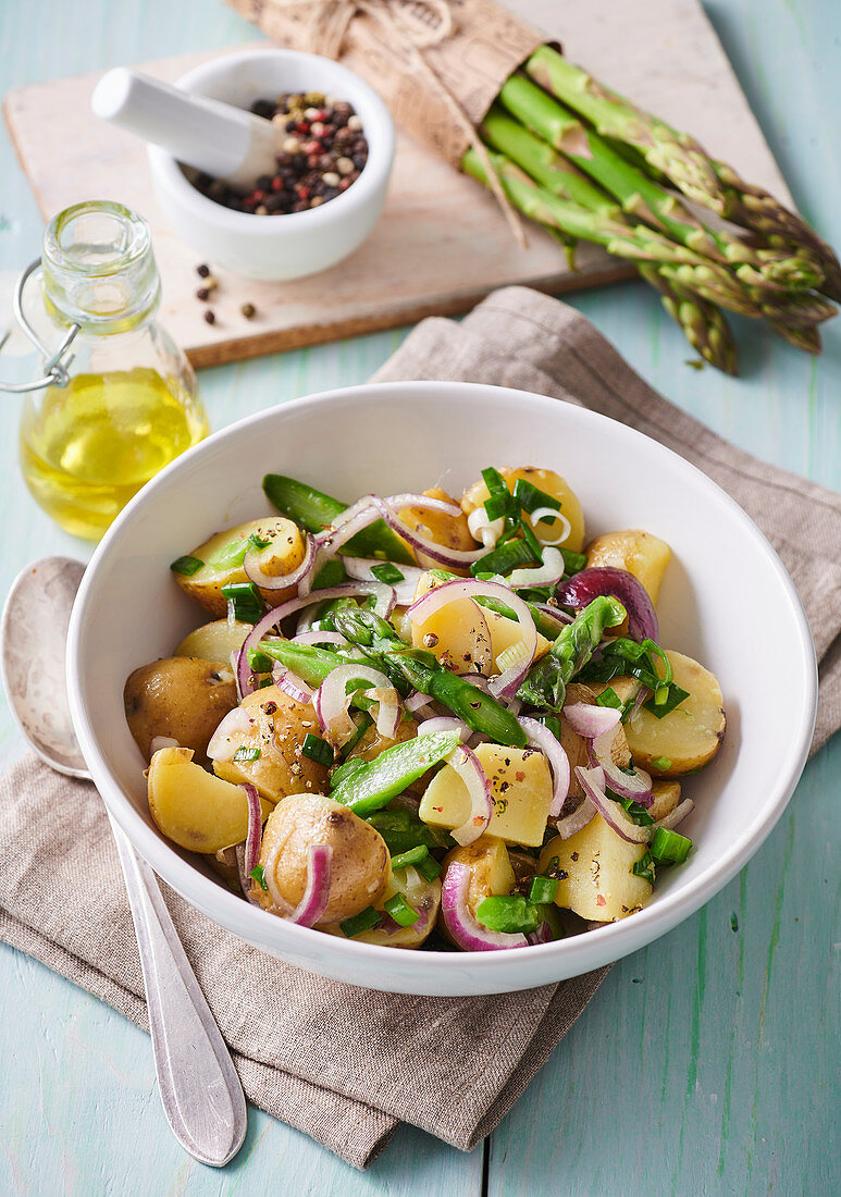 Frühlingshafter Kartoffelsalat mit grünem Spargel