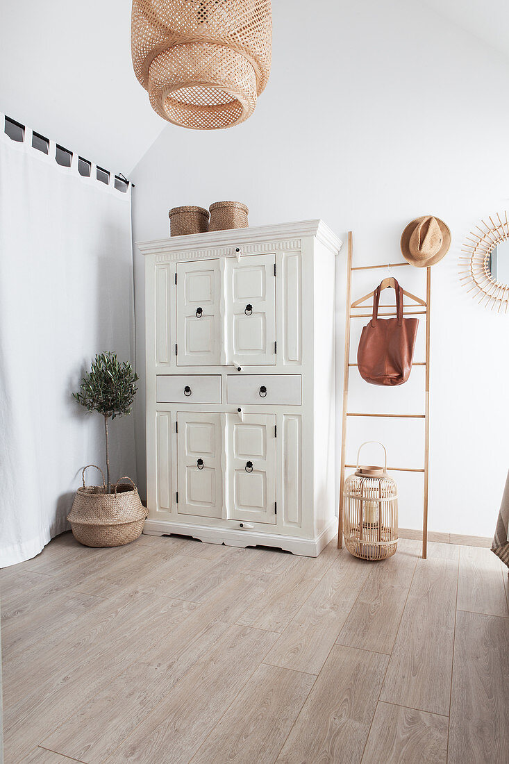 Weißer Kleiderschrank und mediterrane Dekoration im Schlafzimmer