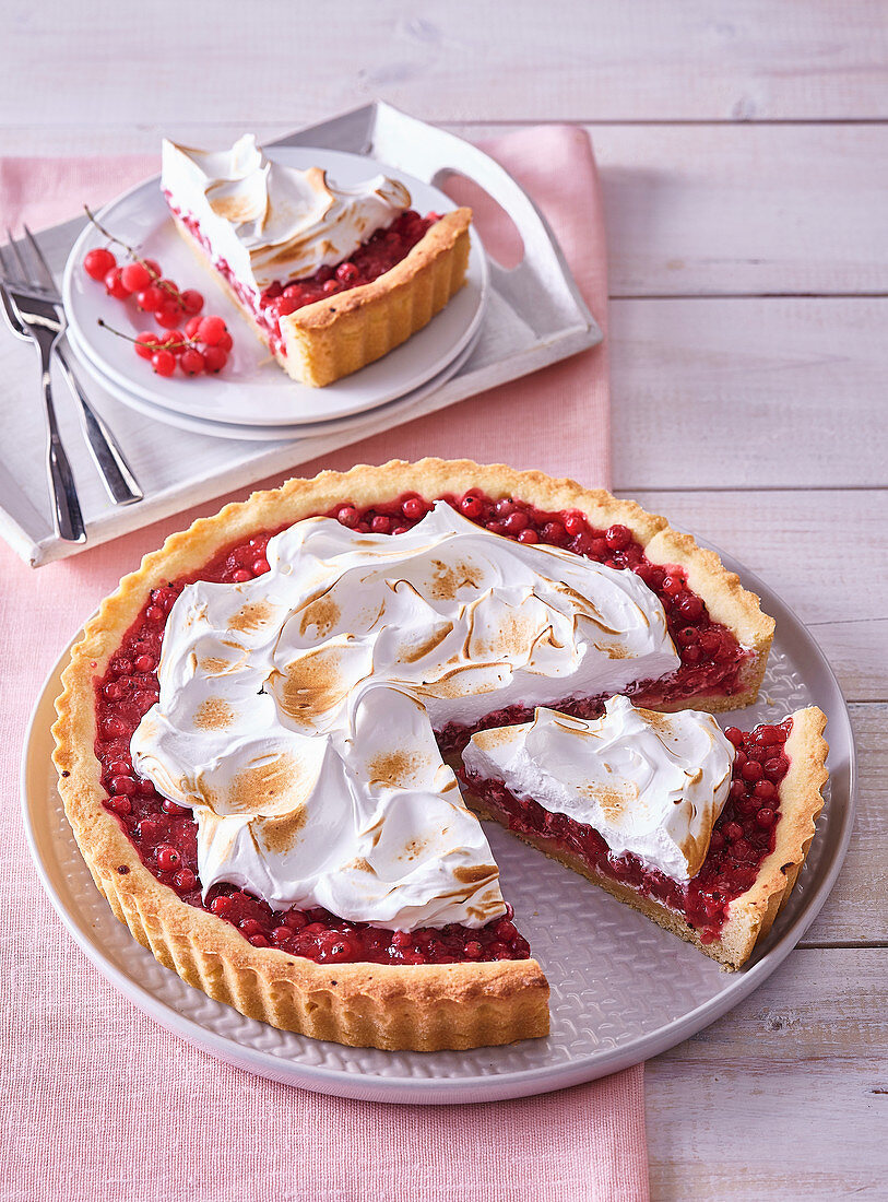 Red currant cake with meringue
