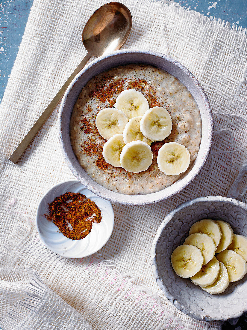 Porridge with banana and cinnamon