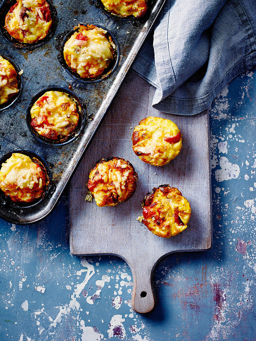 Kleine Wurst-Tomaten-Ei-Muffins