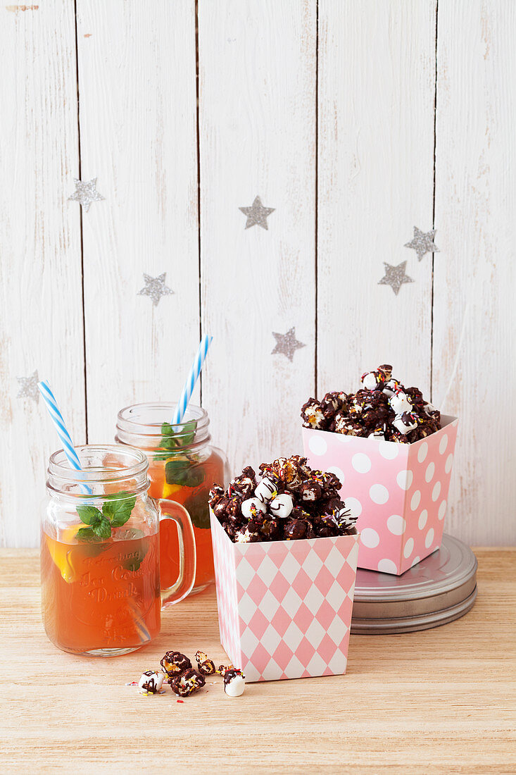 Schokoladen-Popcorn mit Rhabarber-Eistee