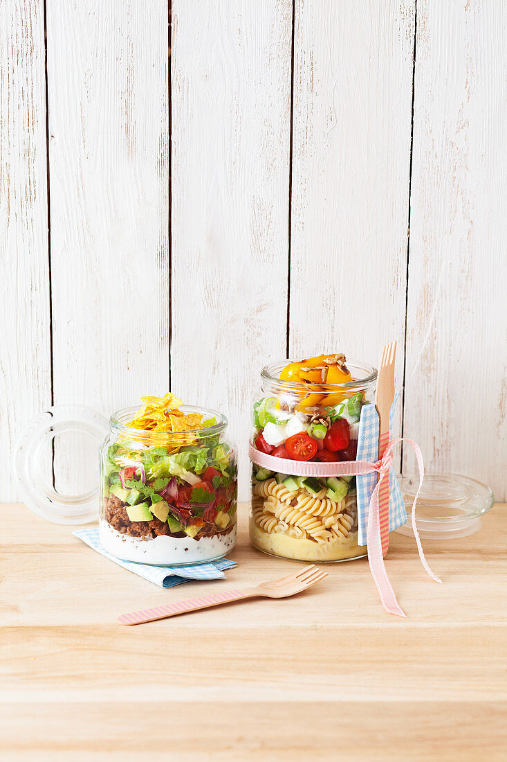 Picknick-Salate im Glas - Taco-Salat und Nudelsalat