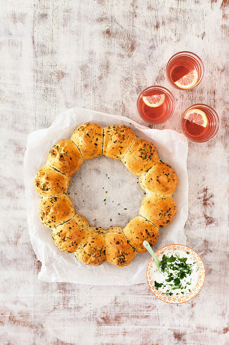 Party rolls with basil and dip