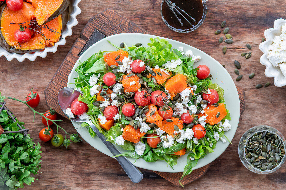 Kürbissalat mit gerösteten Tomaten und Hüttenkäse