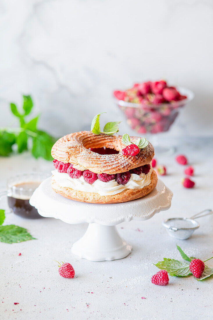 Brandteigkuchen mit Himbeeren und Vanillebuttercreme