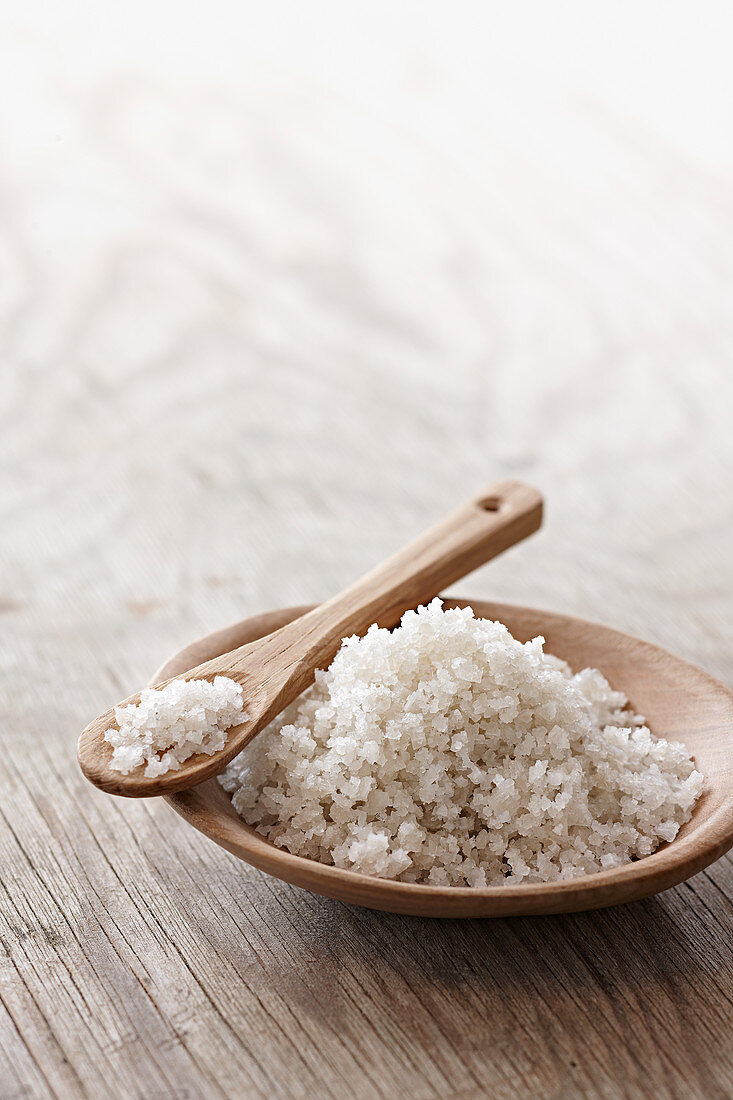 Guerande Fleur de Sel auf Holzteller und Holzlöffel