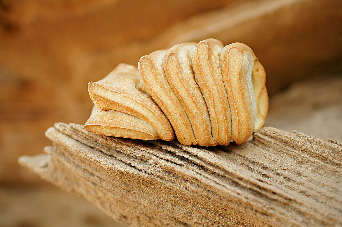 Sardisches Brot in Wellenform