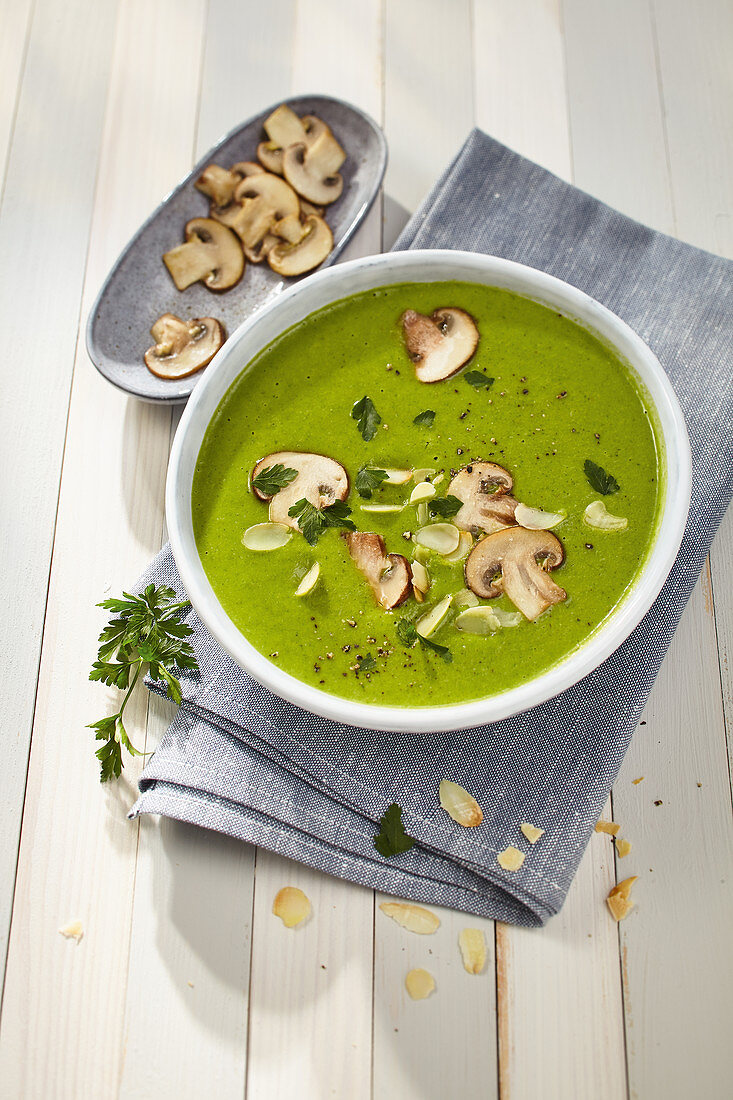 Kartoffel-Erbsencremesuppe mit Kopfsalat und Röstpilzen