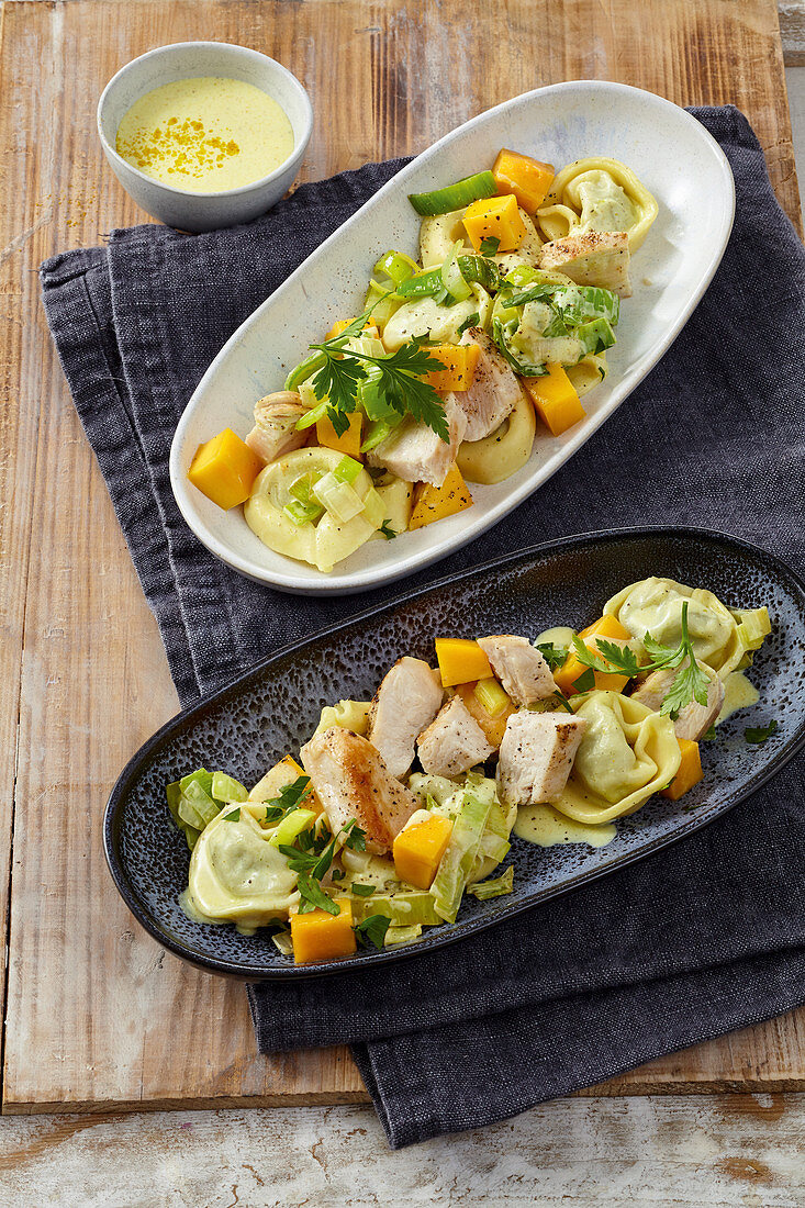 Tortellini salad with chicken, leek, mango and curry dressing