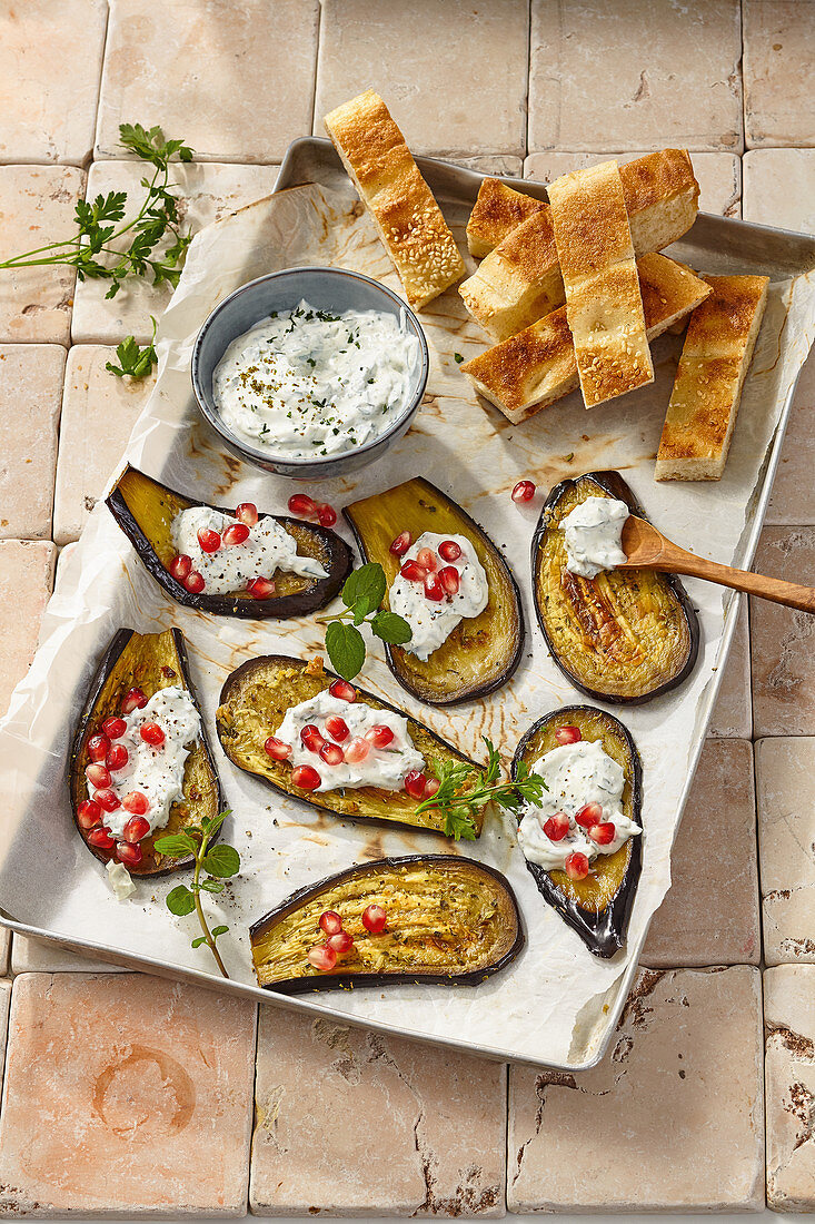 Auberginen mit Joghurtdip und geröstetem Brot