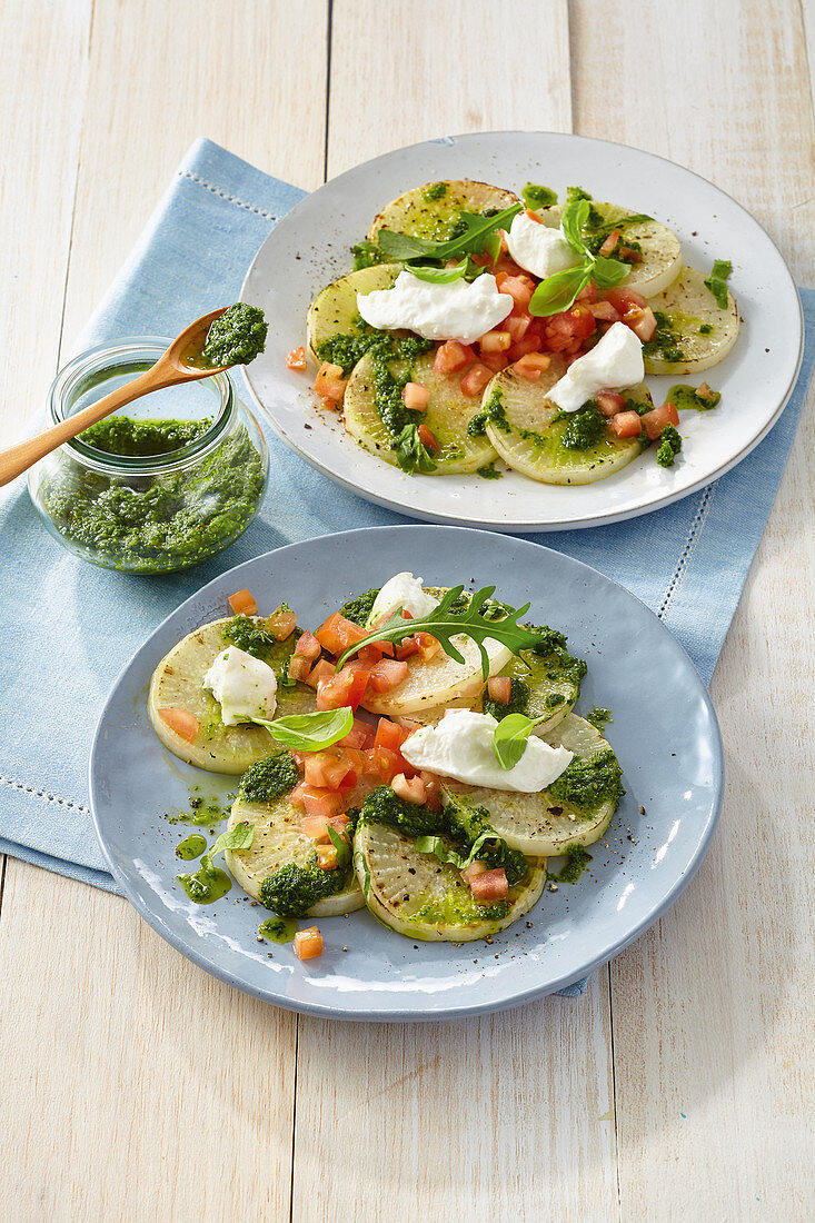 Rettich-Caprese mit Rucola-Pesto und Mozzarella