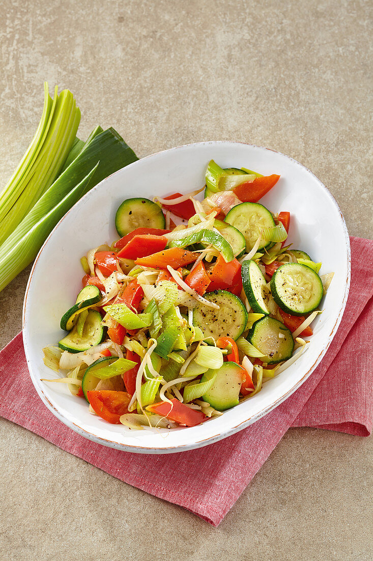 Bell pepper and leek vegetables with zucchini and bean sprouts