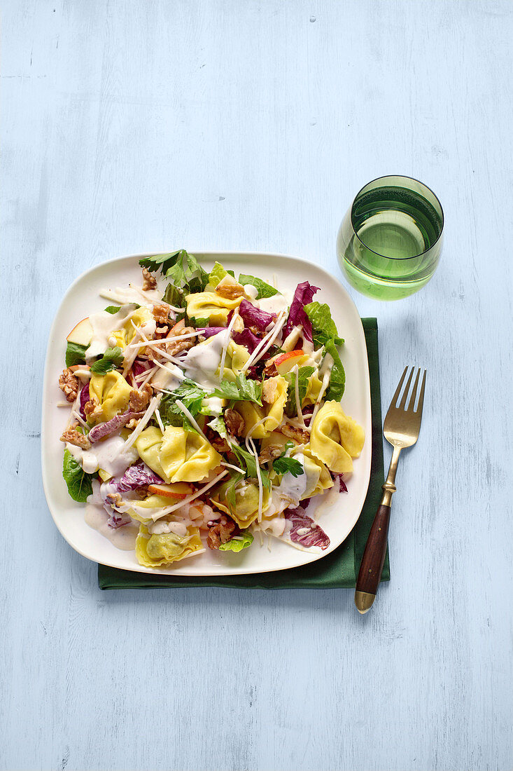 Waldorf-Nudelsalat mit Sellerie, Apfel, Tortellini und Walnüssen