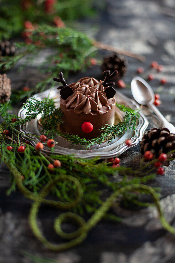 Rentier-Schokoladen-Törtchen mit Cranberry-Gelee