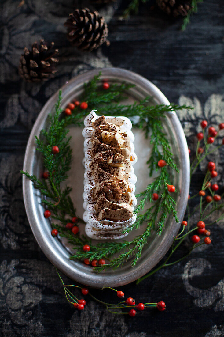 Kleine Baiserkuchen mit Kaffeegeschmack zu Weihnachten