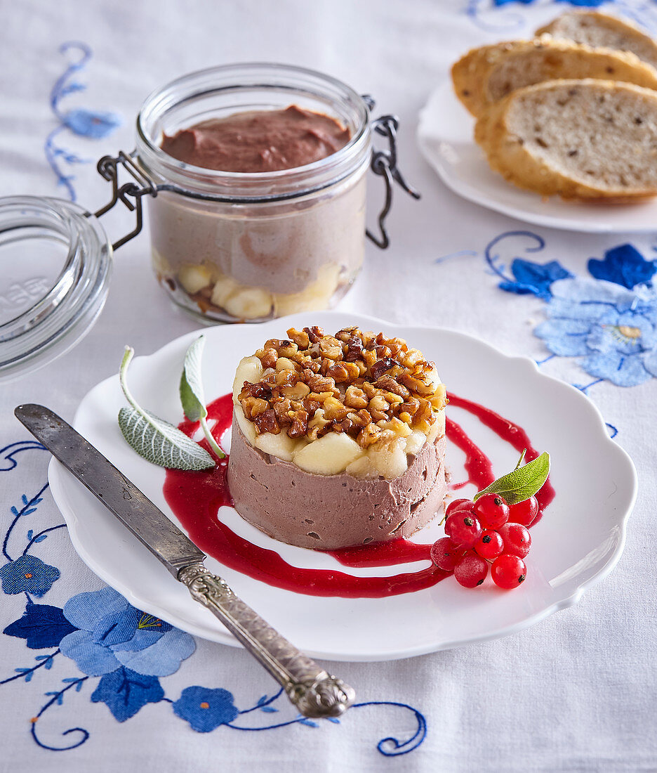 Chicken liver patÃ© with apple and nuts