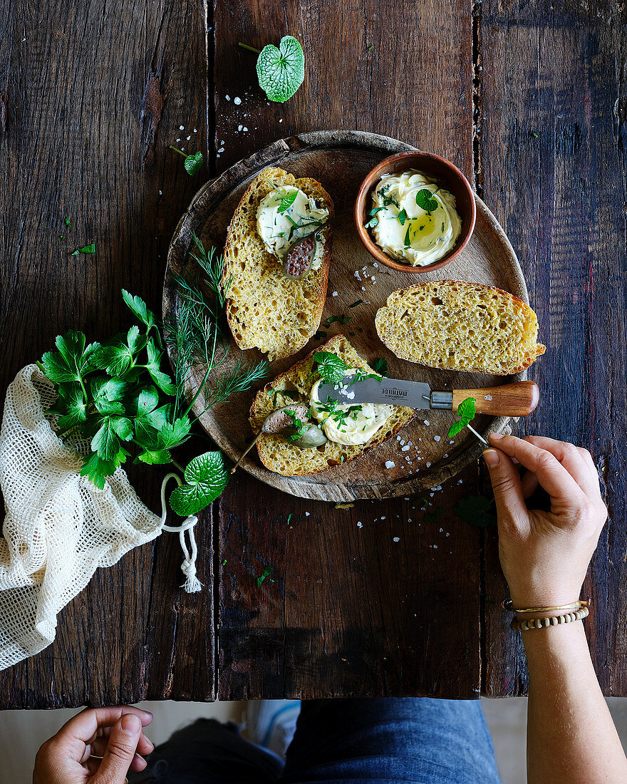 Möhren-Joghurt-Brot mit Kräuterbutter