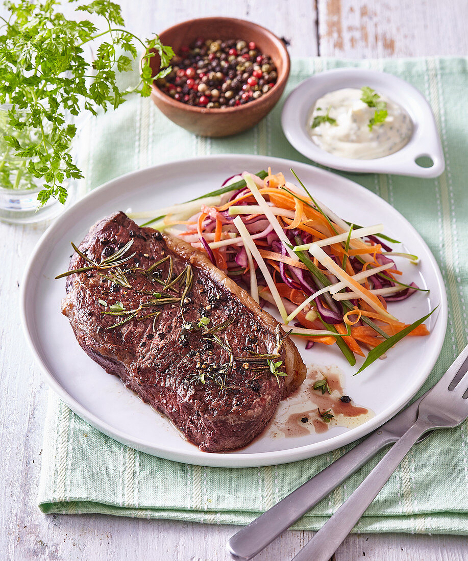 Rindersteak mit Kohlrabi-Gemüse-Salat