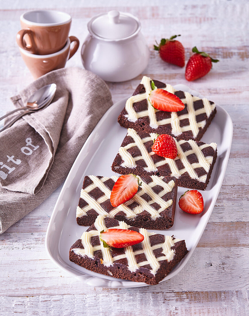Schokoladenkuchen mit Gitter und Erdbeeren