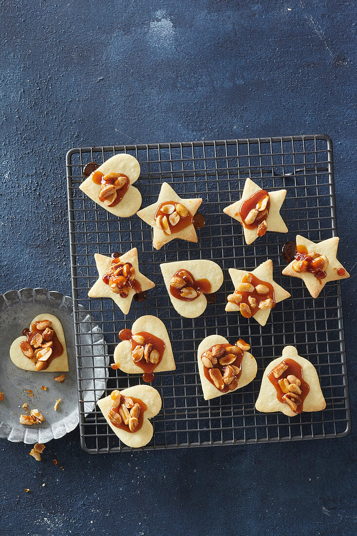 Weihnachtsplätzchen mit Karamell und Erdnüssen