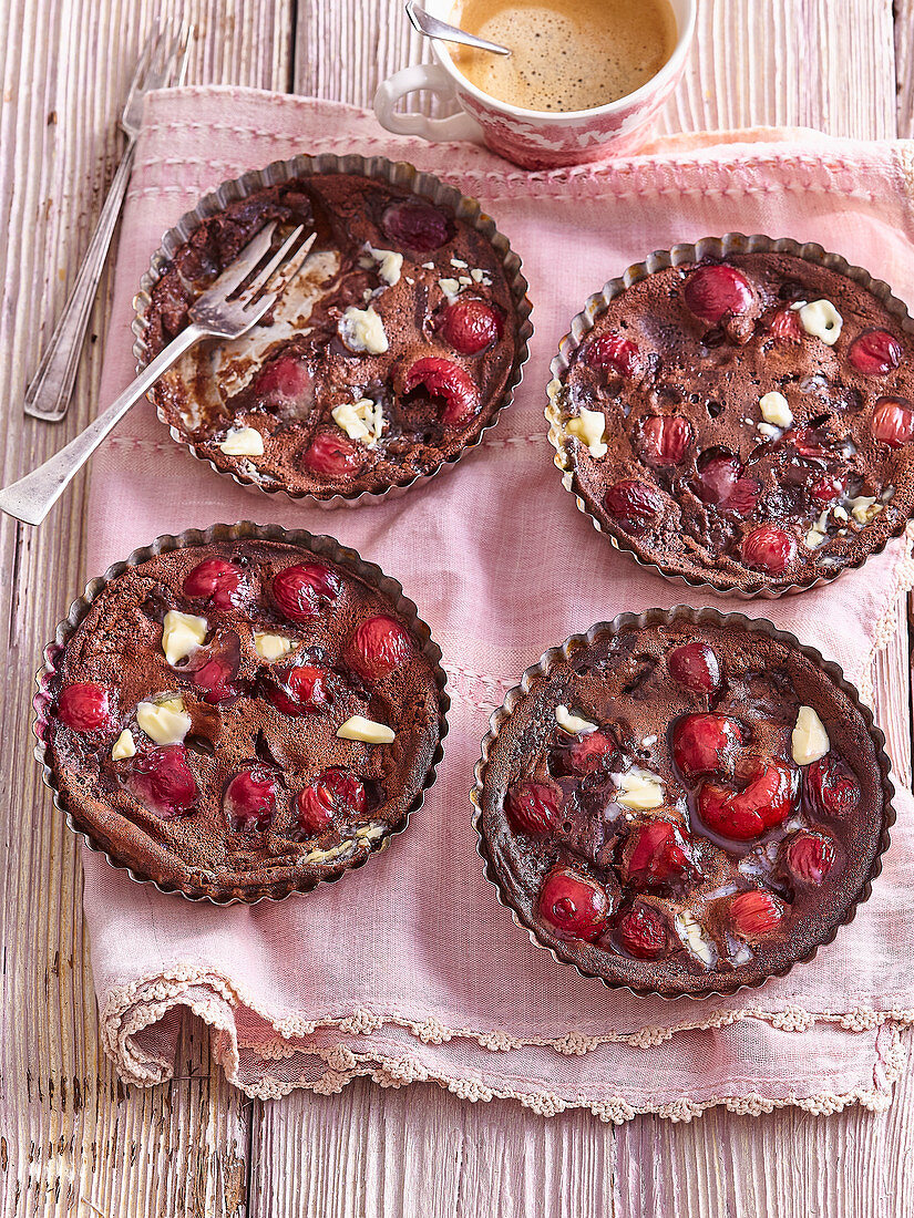Cherry tartlets with chocolate