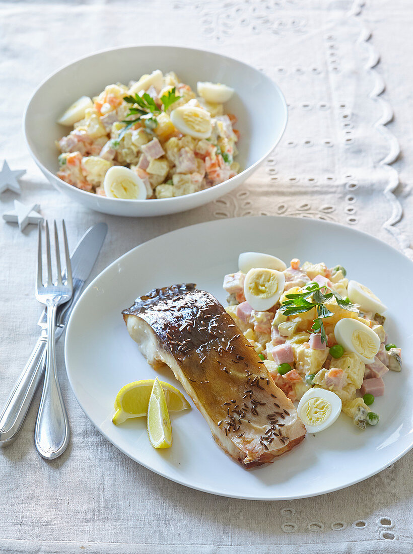 Kümmel-Karpfen mit Kartoffel-Schinken-Salat