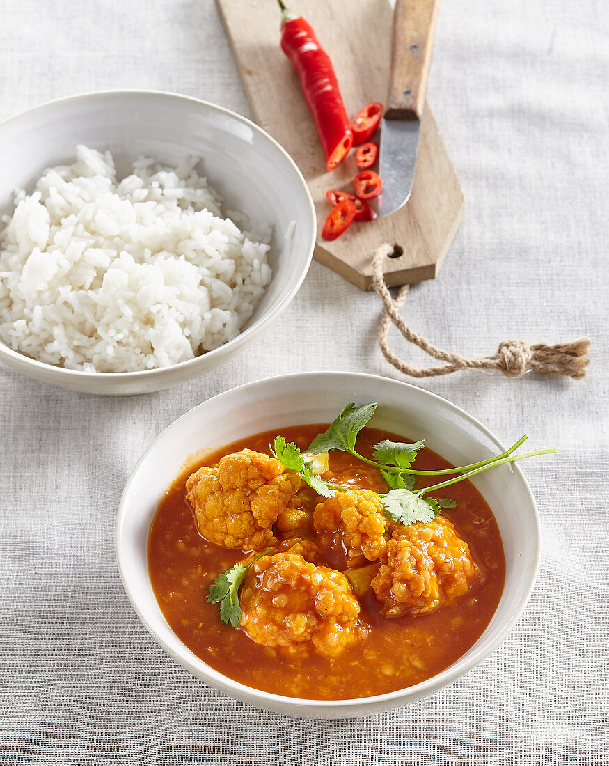 Blumenkohlcurry mit roten Linsen serviert mit Reis