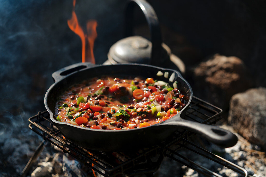 Pan-o-Nachos in Pfanne auf dem Feuer