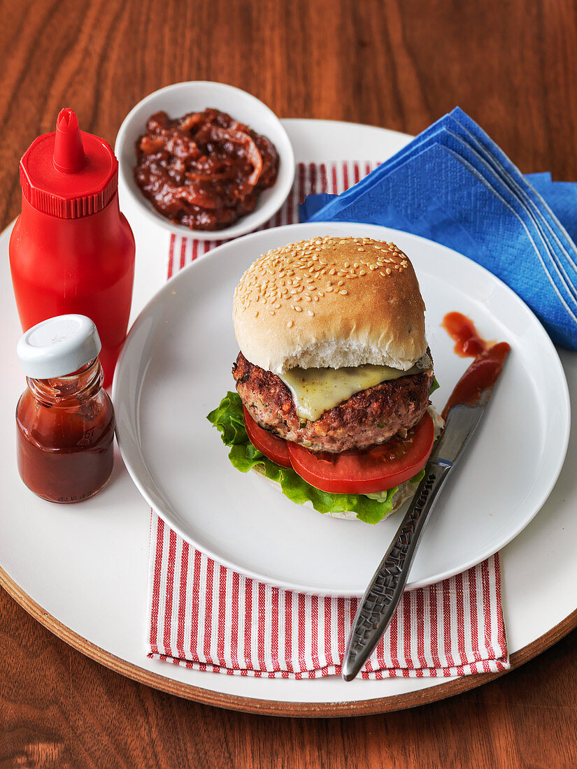 Amerikanischer Cheeseburger mit Ketchup und Relish