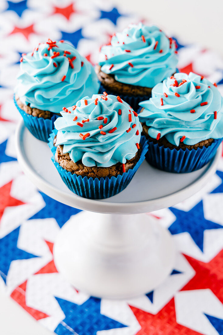 Schokoladen-Cupcakes mit blauem Frischkäse-Topping zum 4. Juli (USA)