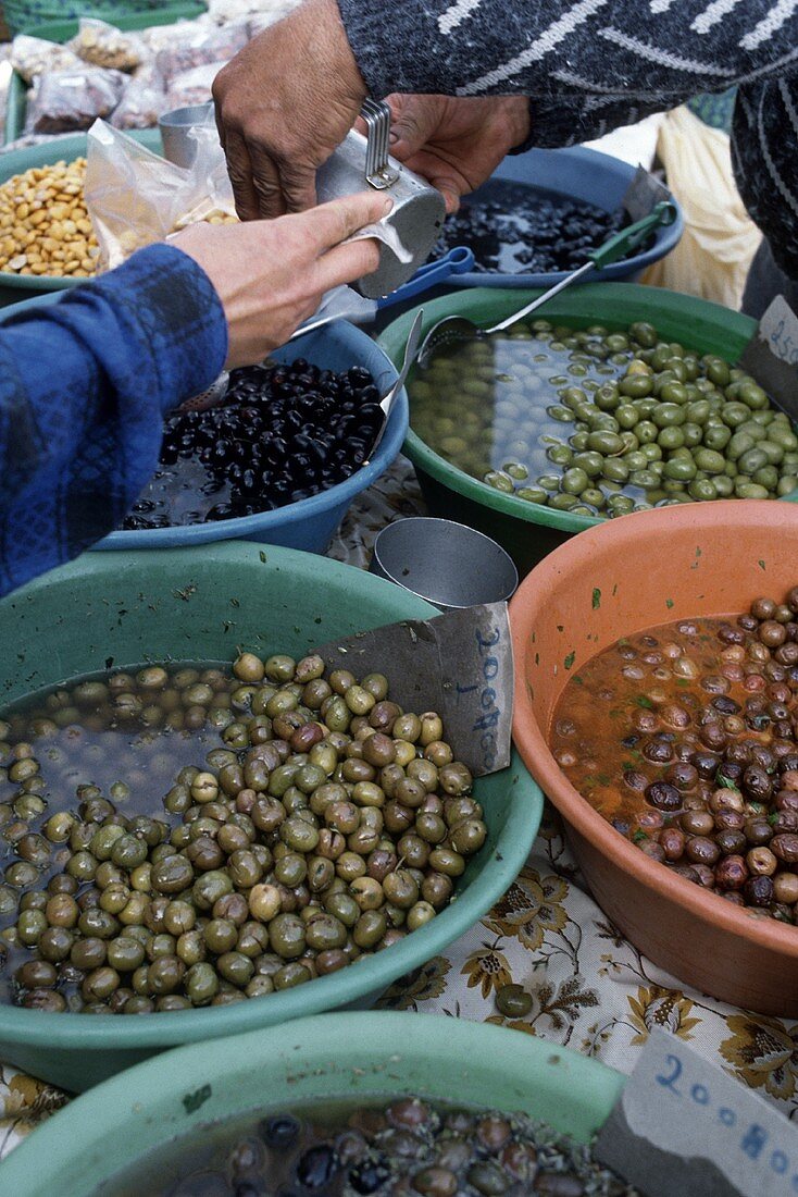 Verschiedene eingelegte Oliven in Schüsseln auf dem Markt