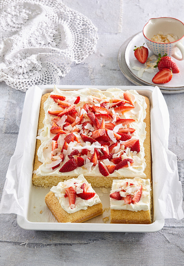 Strawberry cake with coconut