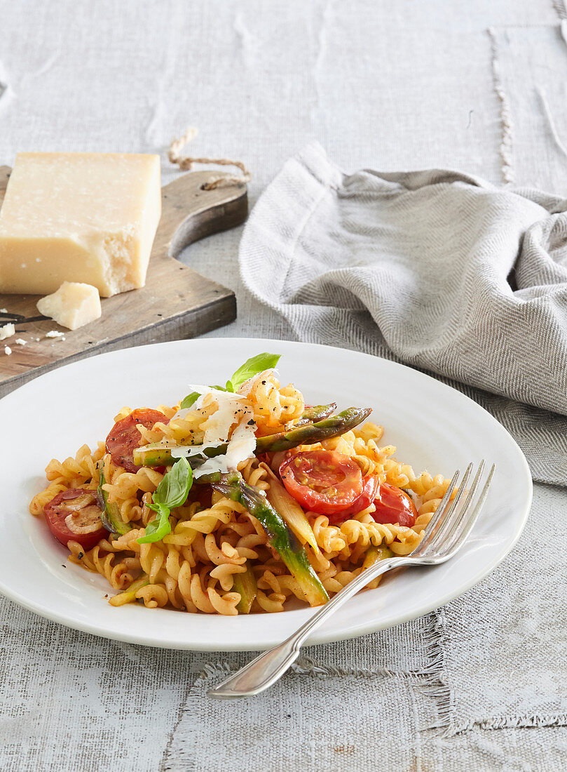 Summer pasta with tomatoes and asparagus