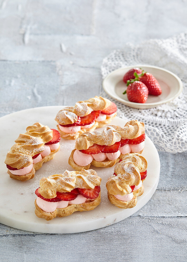 Eclairs mit Erdbeercreme und frischen Erdbeeren