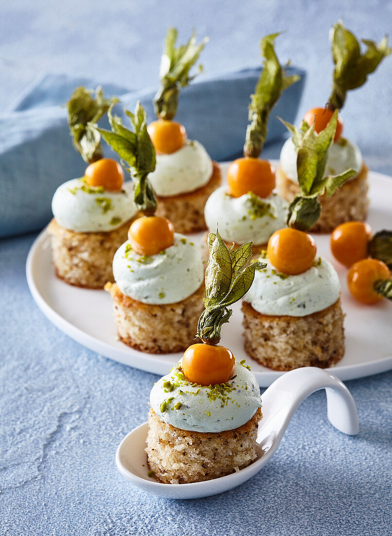 Tartlets with whipped cream and physalis