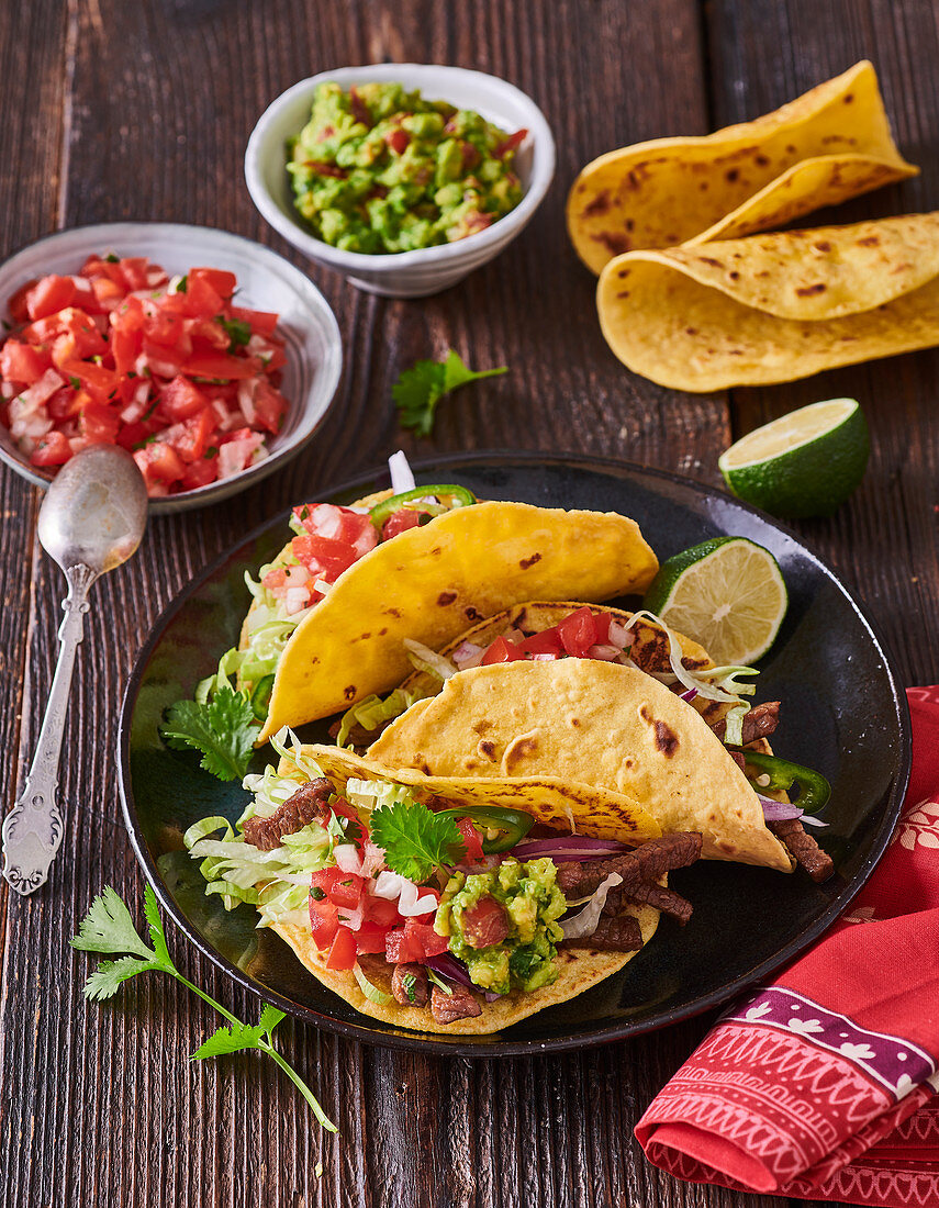 Tacos mit Rindfleisch, Tomatensalsa und Guacamole