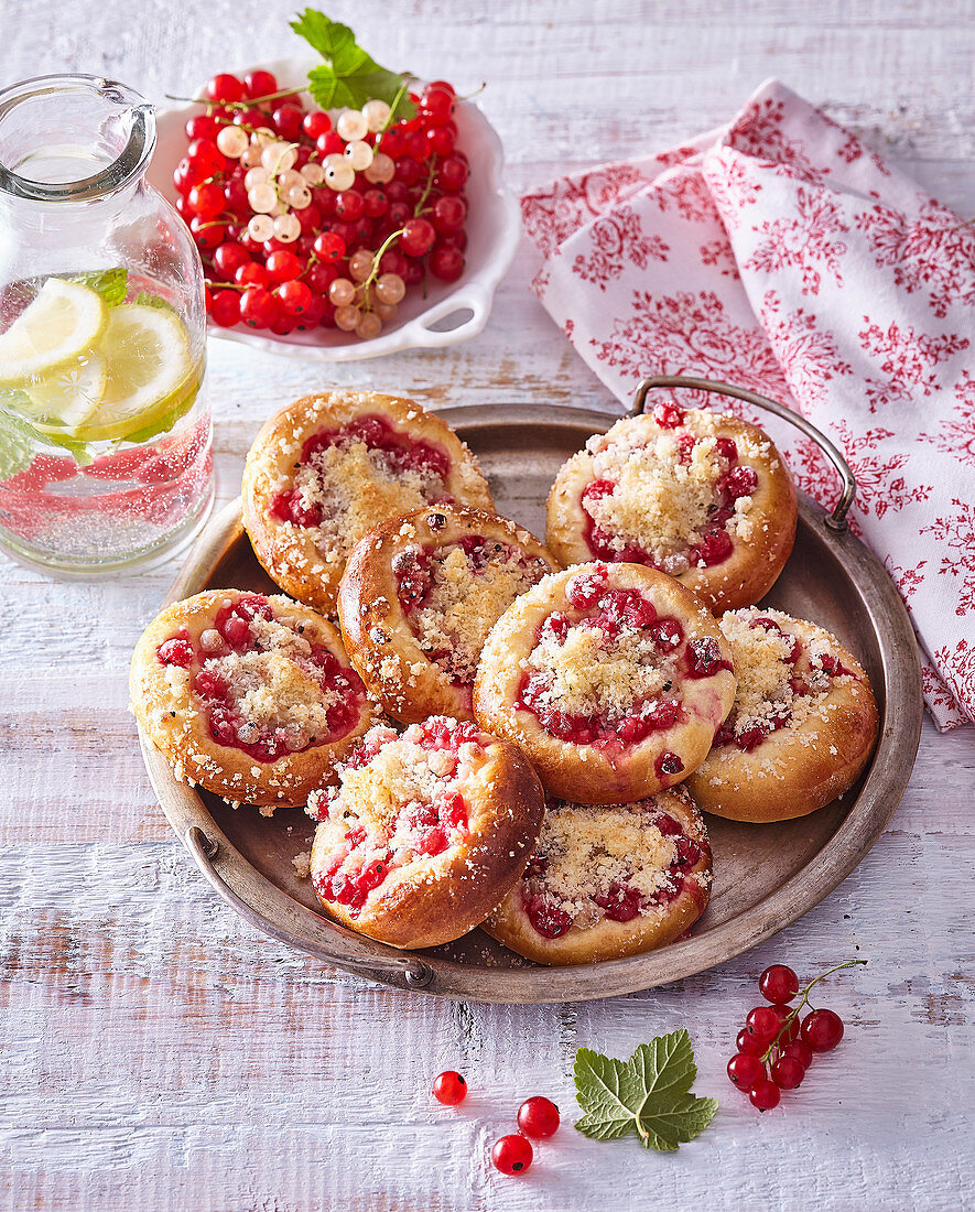 Hefegebäck mit roten Johannisbeeren und Kokos-Streuseln