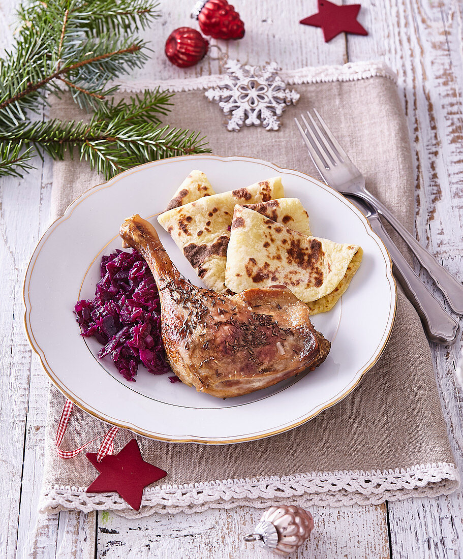 Entenkeule mit Pfannkuchen und Rotkohl (Weihnachten)