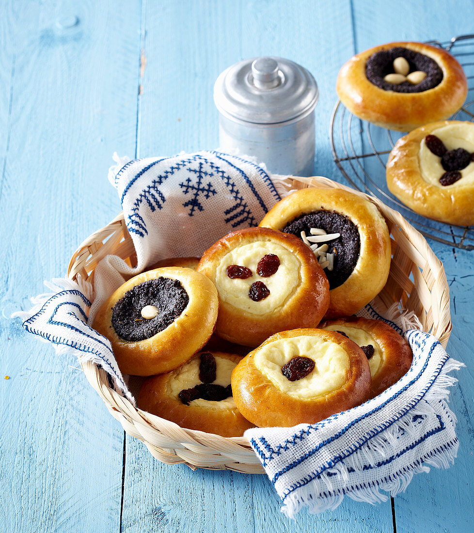 Kleine Hefekuchen mit Pudding und Mohn