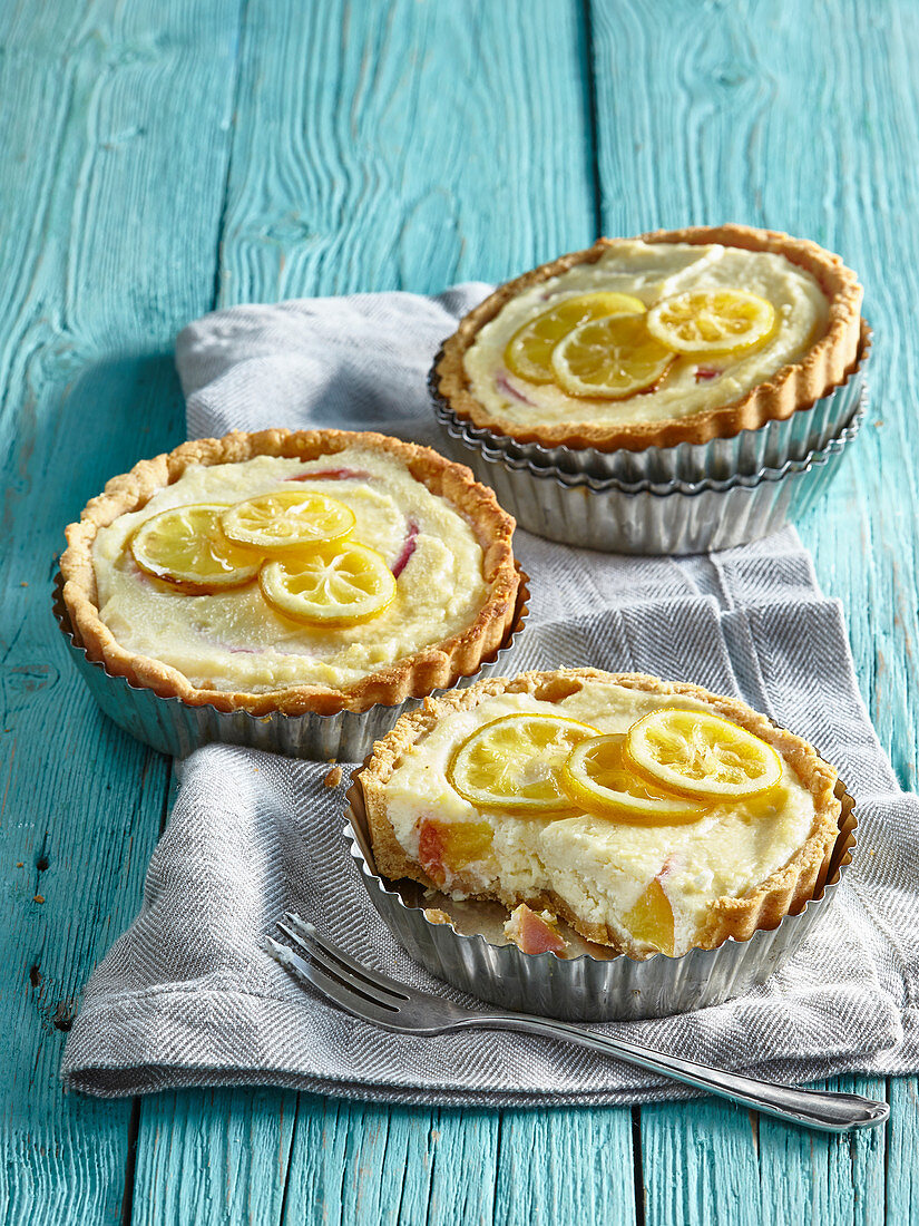Small lemon cheesecakes with peach