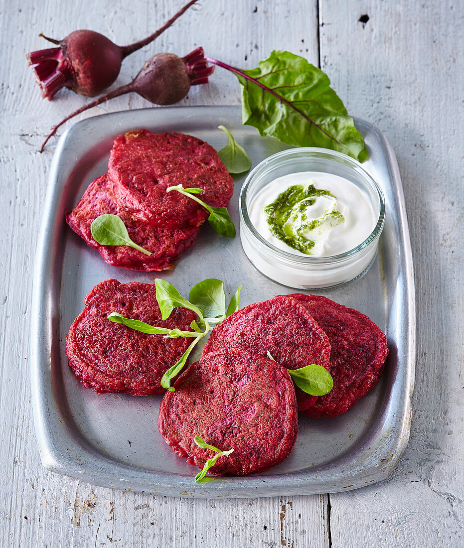 Pikante Rote-Bete-Pancakes mit Dip